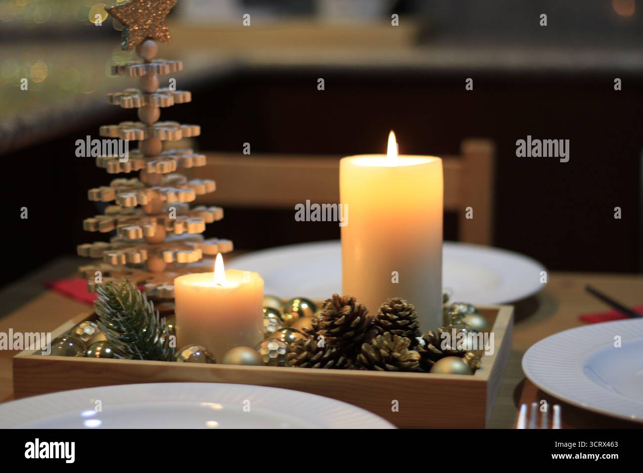 Cattura il momento della decorazione e dell'allestimento dei tavoli di Natale, preparati per un pasto natalizio. Foto Stock