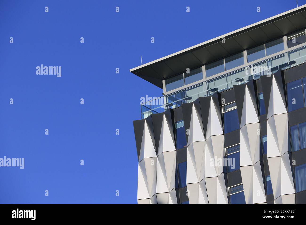 Una facciata di un edificio moderno con elementi verticali distintivi. Foto Stock