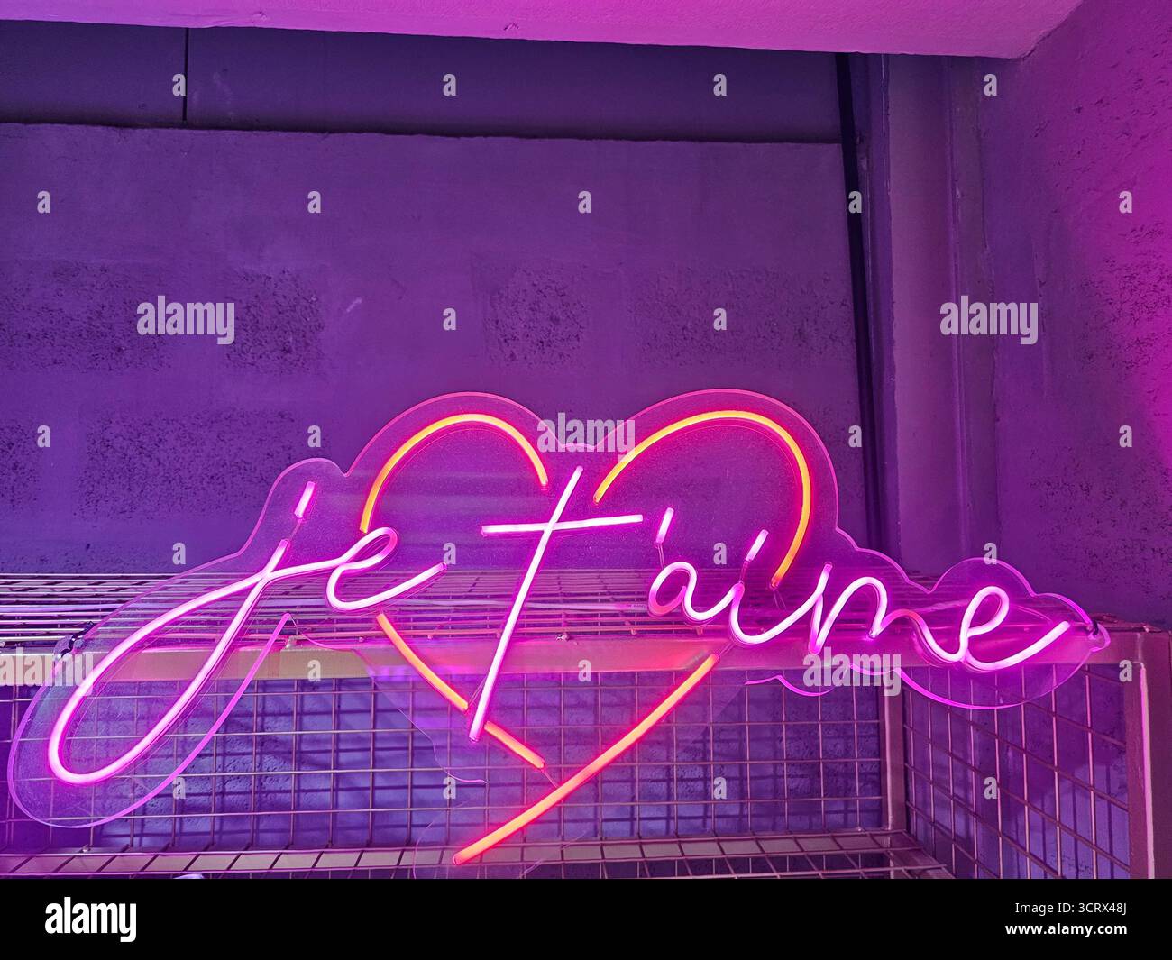 Un cartello al neon a LED "Je t'aime" ("i Love You" - in francese) a forma di cuore. Foto Stock