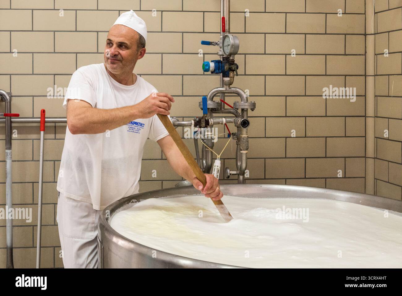 Produzione di ricotta in Sicilia, Italia Foto Stock