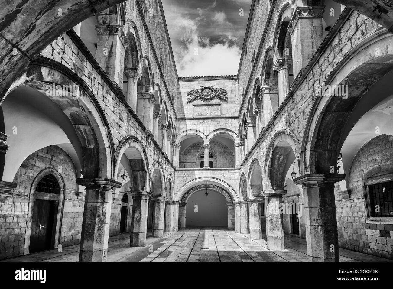 Un'immagine in bianco e nero dei pilastri e delle pietre all'interno del Palazzo Sponza Dubrovnic Croazia Foto Stock