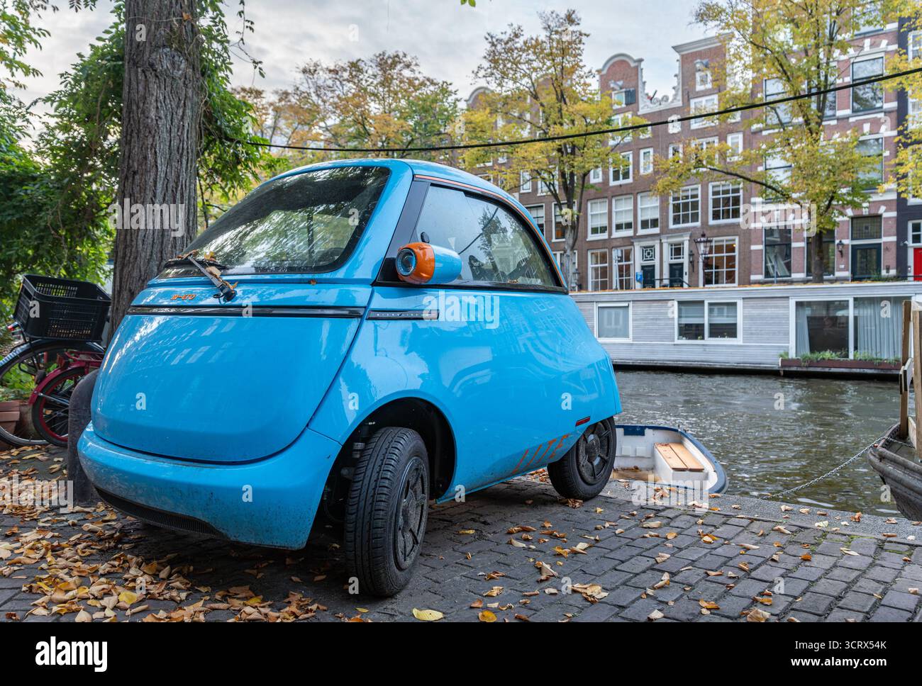 Amsterdam, Paesi Bassi, 02.10.2025, Microlino Electric Micro Car by Micro Mobility Systems parcheggiata accanto a un canale nel centro di Amsterdam Foto Stock