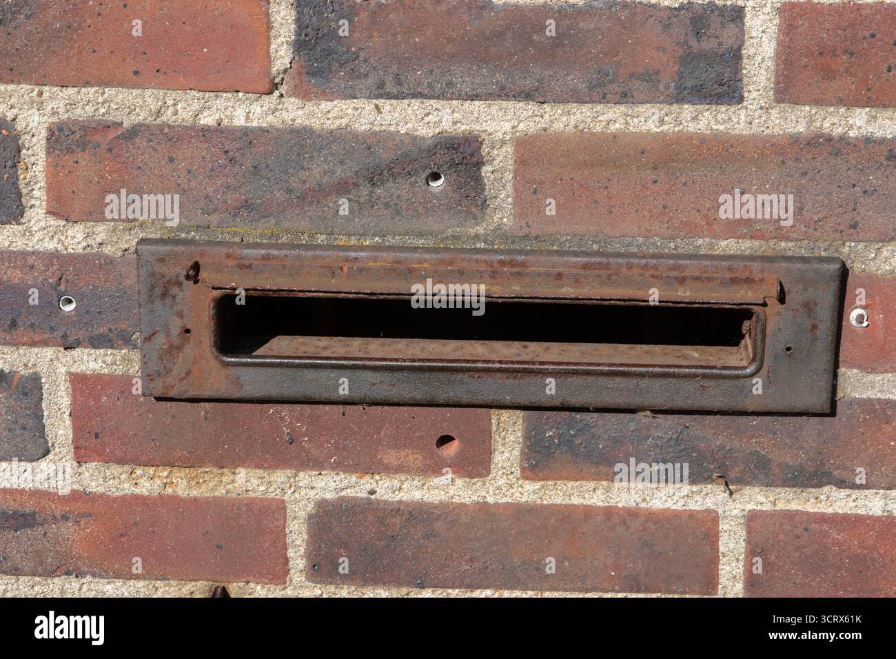 Primo piano della Old Rusty Postbox ad Amsterdam, Paesi Bassi, 2-10-2025 Foto Stock