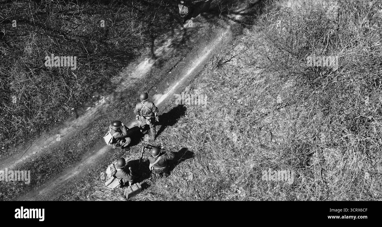 Rievocazione storica del bianco e nero . Uomini vestiti da soldati americani della fanteria USA della seconda guerra mondiale che si aggirano in primavera, il giorno dell'autunno Foto Stock