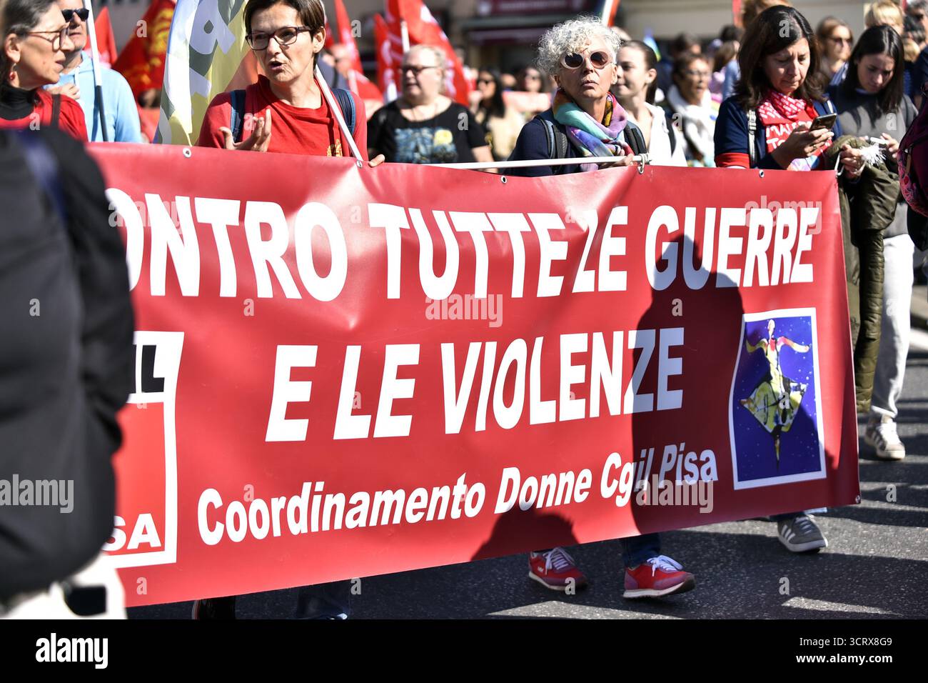 Pisa, 3 ottobre 2025. Nel giorno dello sciopero nazionale organizzato da Landini, 6.500 manifestanti, sindacati e studenti di varie scuole si unirono allo sciopero di Pisa, bloccando l'accesso meridionale all'autostrada Aurelia. Nella foto: Unione delle donne Foto Stock