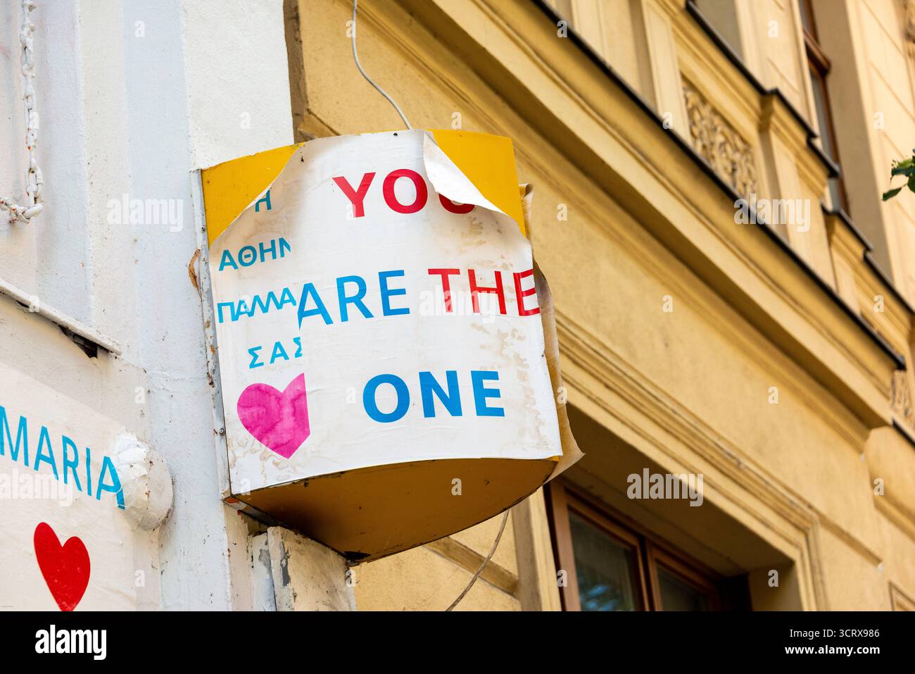 Un poster inalterato e sbucciante con il messaggio romantico e motivazionale "tu sei l'unico". Street art urbana a Berlino, Germania, simboleggia l'amore, Foto Stock