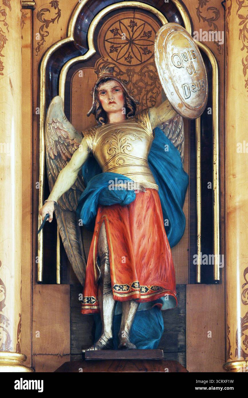 San Michele Arcangelo, statua sull'altare di nostra Signora Addolorata nella Chiesa di San Vincenzo de Paoli a Zagabria, Croazia Foto Stock