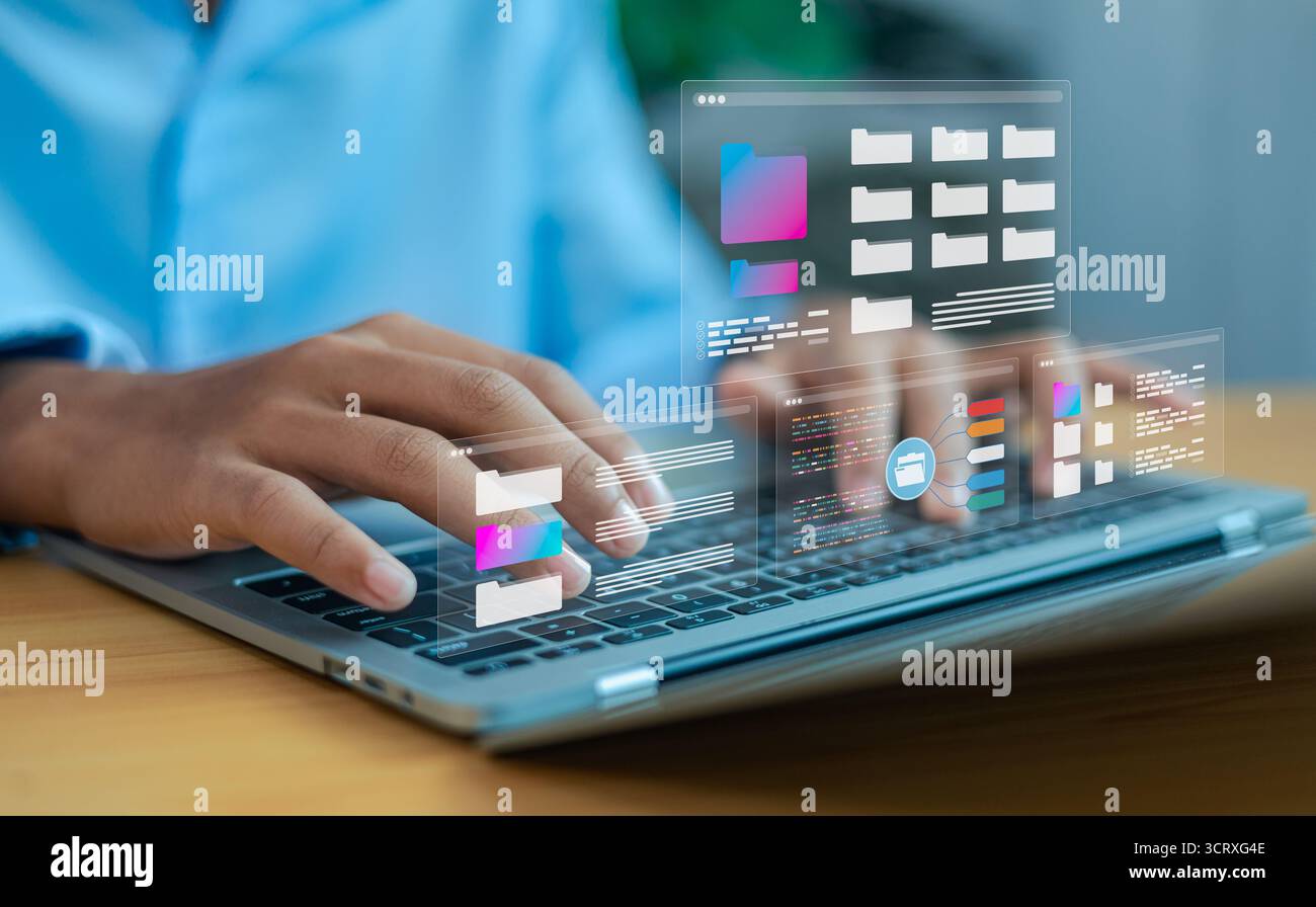 Primo piano della digitazione manuale sul laptop con cartelle olografiche di file e interfaccia digitale, concetto di cloud computing, archiviazione dei dati online, mana documentale Foto Stock