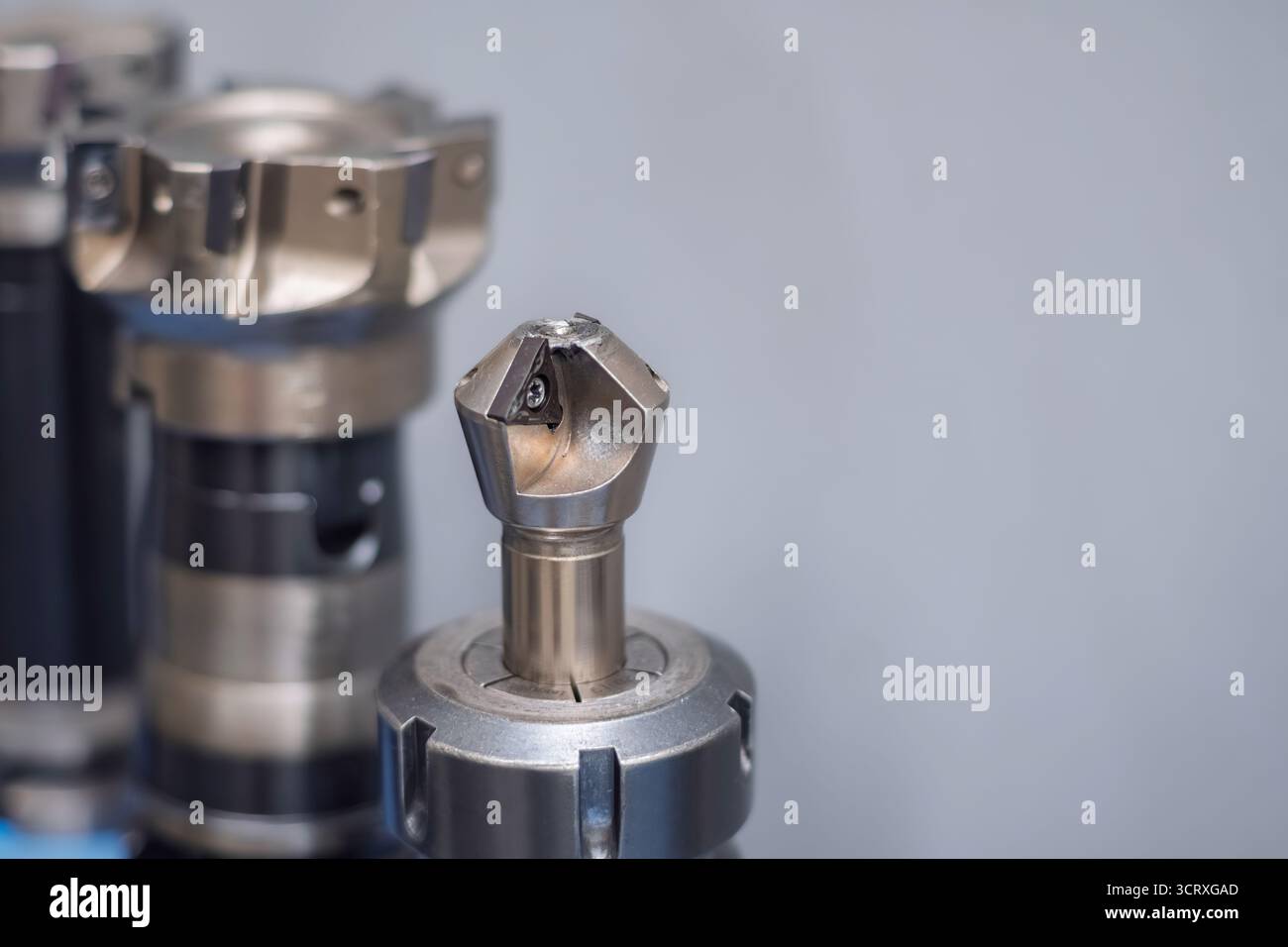 Teste di fresatura CNC di precisione. Il design ingegneristico riflette la qualità industriale. Progresso utilizzato nella produzione moderna. Messa a fuoco selettiva. Foto Stock