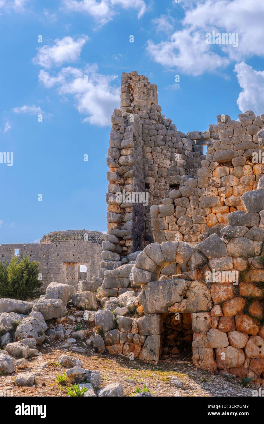 Questa impressionante foto di scorta presenta rovine di pietra intemprata, che mostrano intricati lavori in pietra e l'antica architettura. Foto Stock