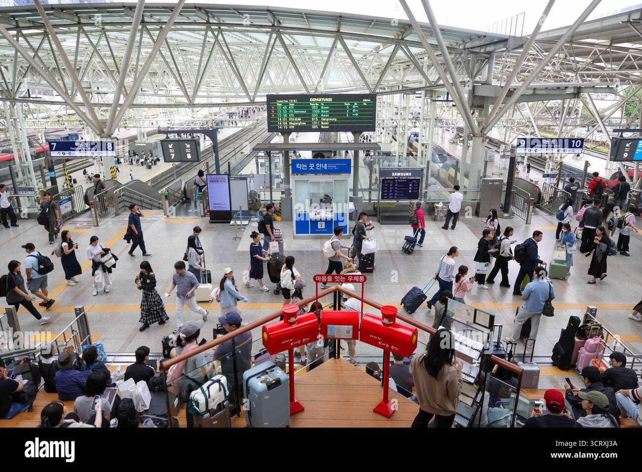 Seoul, Corea del Sud. 3 ottobre 2025. I passeggeri si dirigono verso le piattaforme ferroviarie della stazione di Seoul a Seoul, Corea del Sud, 3 ottobre 2025. La Corea del Sud ha assistito a un'ondata di viaggi venerdì, il primo giorno della festa di Chuseok, la celebrazione del raccolto autunnale del paese. Crediti: Park Jintaek/Xinhua/Alamy Live News Foto Stock