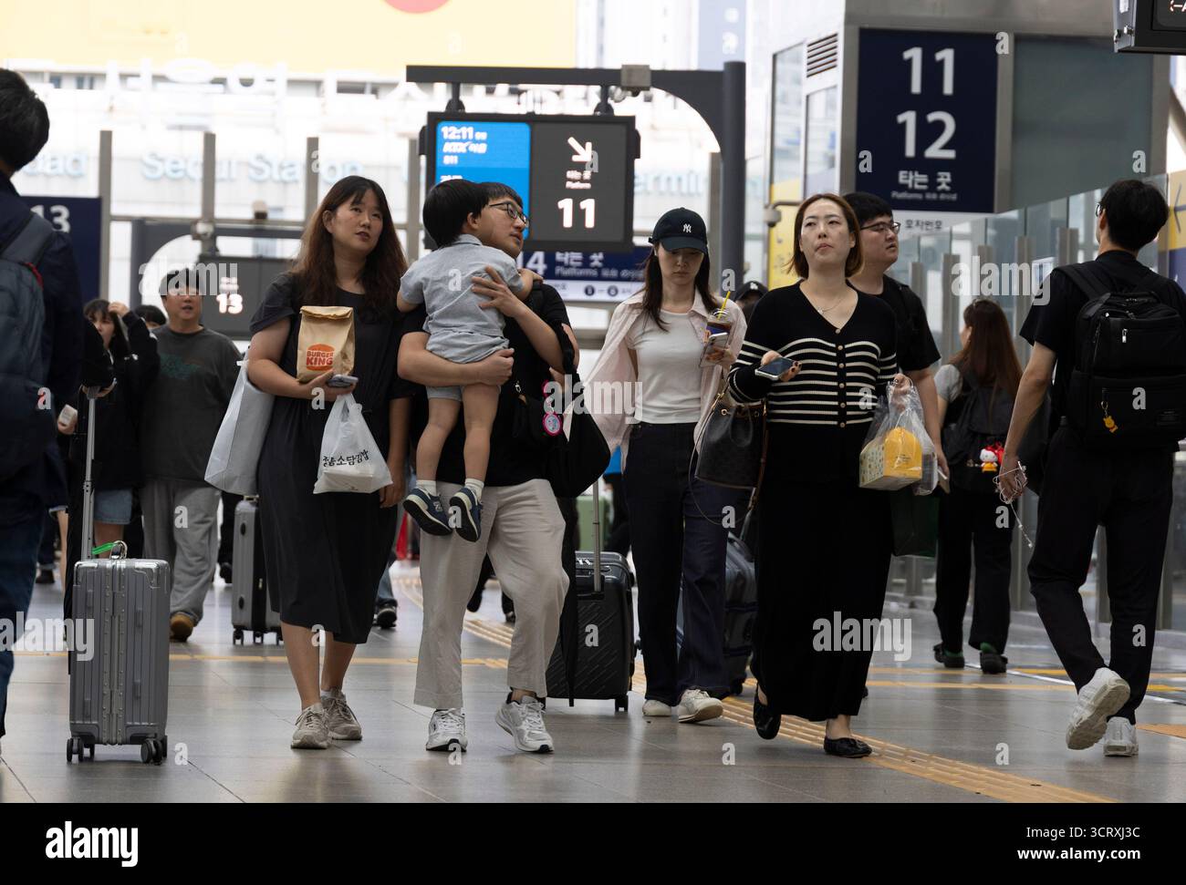 Seoul, Corea del Sud. 3 ottobre 2025. I passeggeri si dirigono verso le piattaforme ferroviarie della stazione di Seoul a Seoul, Corea del Sud, 3 ottobre 2025. La Corea del Sud ha assistito a un'ondata di viaggi venerdì, il primo giorno della festa di Chuseok, la celebrazione del raccolto autunnale del paese. Crediti: Jun Hyosang/Xinhua/Alamy Live News Foto Stock