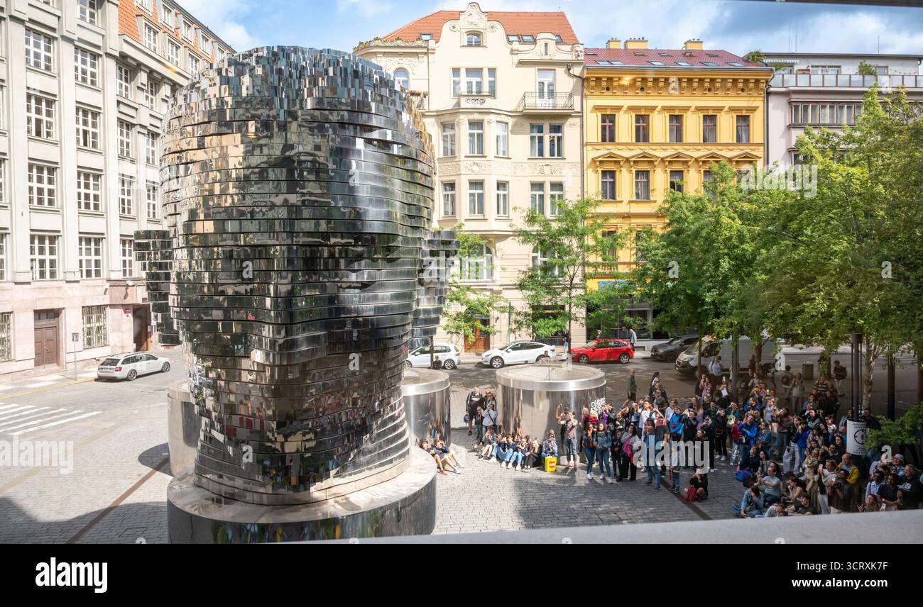 Praga, Repubblica Ceca, 7 agosto 2023. La gente aspetta di vedere le opere d'arte moderne che raffigurano la testa di Kafka prendere vita. Questo accade a intervalli regolari. Foto Stock