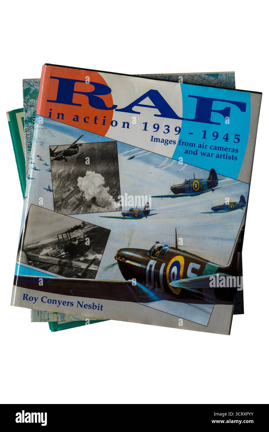 Una selezione di libri con il libro RAF in Action 1939-1945 di Roy Conyers Nesbit in alto isolato su sfondo bianco Foto Stock