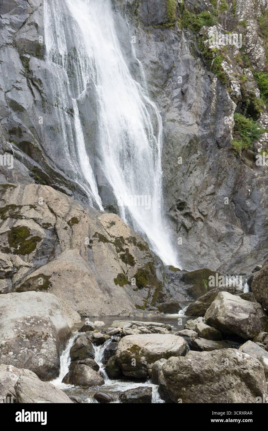 Aber Falls, Rhaeadr Fawr, vicino al fondo della cascata che cade sulle rocce e scorre via nel torrente, Snowdonia Foto Stock