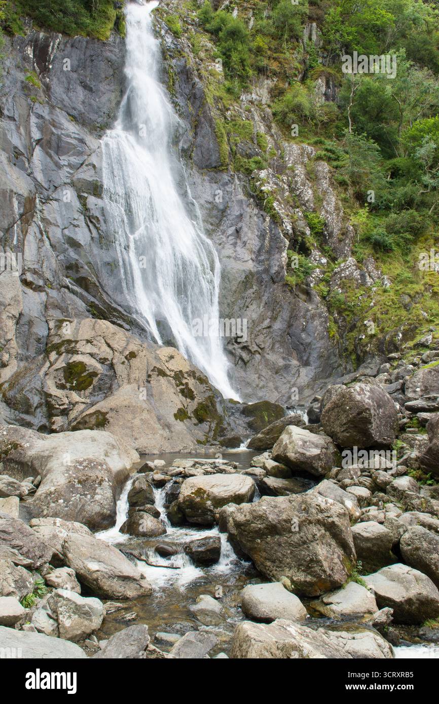 Aber Falls, Rhaeadr Fawr, alte cascate che si tuffano tra gli alberi e sfociano nel torrente, Snowdonia, settembre Foto Stock