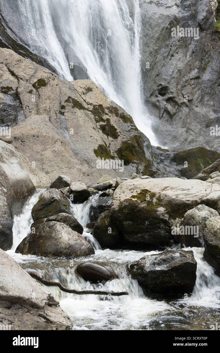 Aber Falls, Rhaeadr Fawr, vicino al fondo della cascata che cade sulle rocce e scorre via nel torrente, Snowdonia Foto Stock