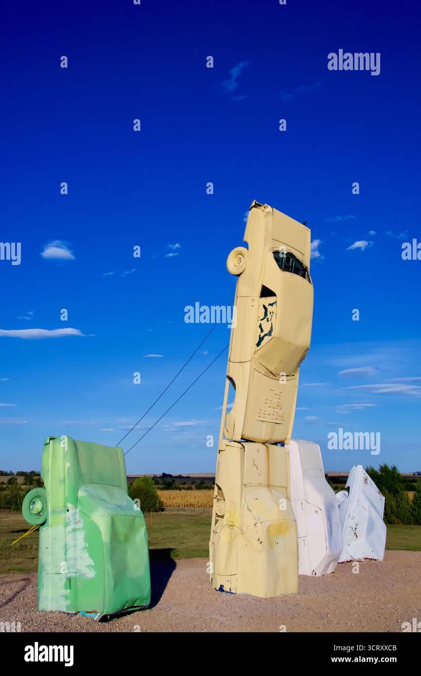 Alliance, Nebraska, USA - 28 settembre 2025: Veicoli d'epoca in una mostra d'arte chiamata "Carhenge", ispirata all'originale "Stonehenge" in Inghilterra. Foto Stock
