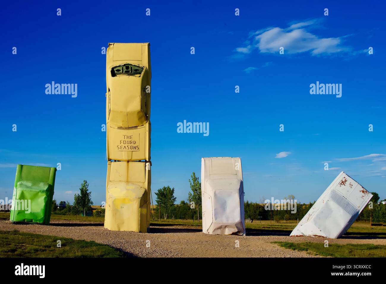 Alliance, Nebraska, USA - 28 settembre 2025: Veicoli d'epoca in una mostra d'arte chiamata "Carhenge", ispirata all'originale "Stonehenge" in Inghilterra. Foto Stock