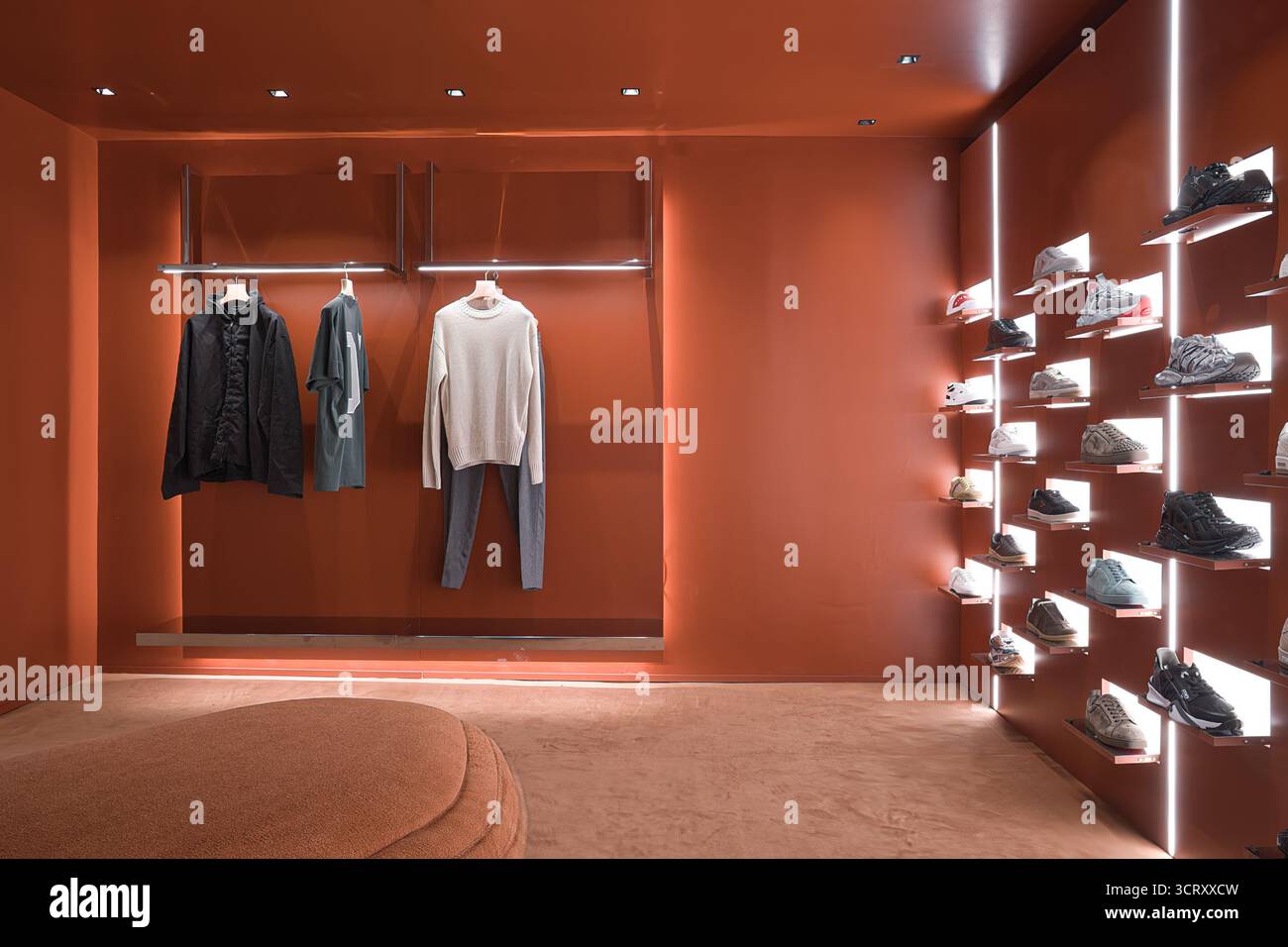 Scarpe da ginnastica di lusso negli scaffali di un negozio, Milano, Italia Foto Stock