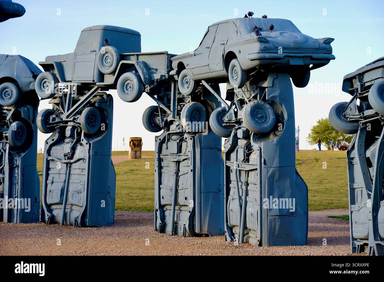 Alliance, Nebraska, USA - 28 settembre 2025: Veicoli d'epoca in una mostra d'arte chiamata "Carhenge", ispirata all'originale "Stonehenge" in Inghilterra. Foto Stock