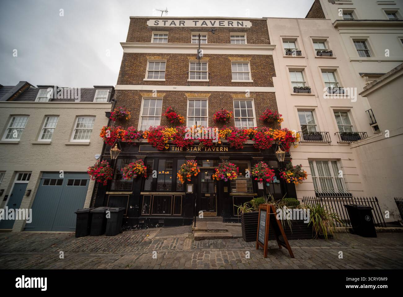 LONDRA - 21 AGOSTO 2025: The Star Tavern è uno storico pub classificato Grade II a Belgravia, Londra, noto per la sua tradizionale atmosfera da pub inglese Foto Stock