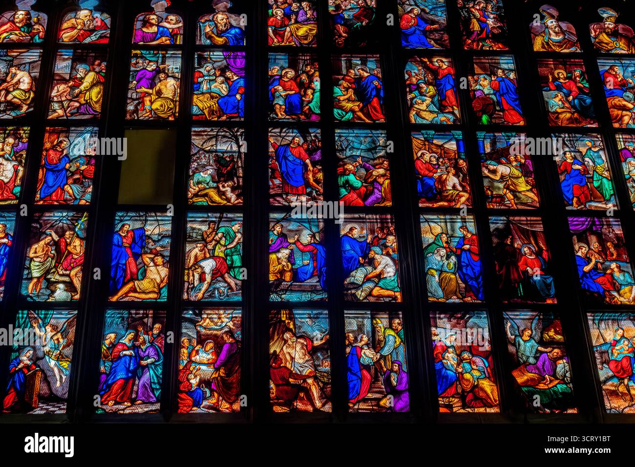 Particolare di una delle imponenti, grandi vetrate colorate all'interno del Duomo di Milano, del Duomo di Milano, di Milano, dell'Italia Foto Stock