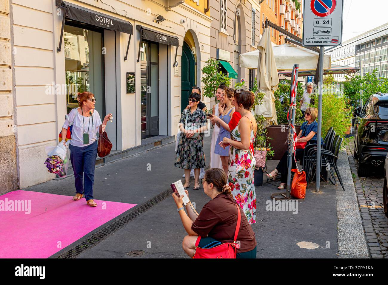 A. gruppo di donne italiane impegnato in conversazione fuori Cotril , parrucchiere in via San Marco nel quartiere Brera di Milano Foto Stock
