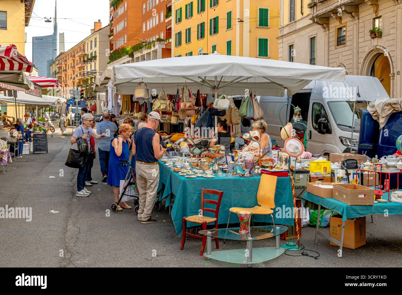 Persone che navigano alle bancarelle di un mercato di strada in via San Marco nel quartiere Brera di Milano, Italia Foto Stock