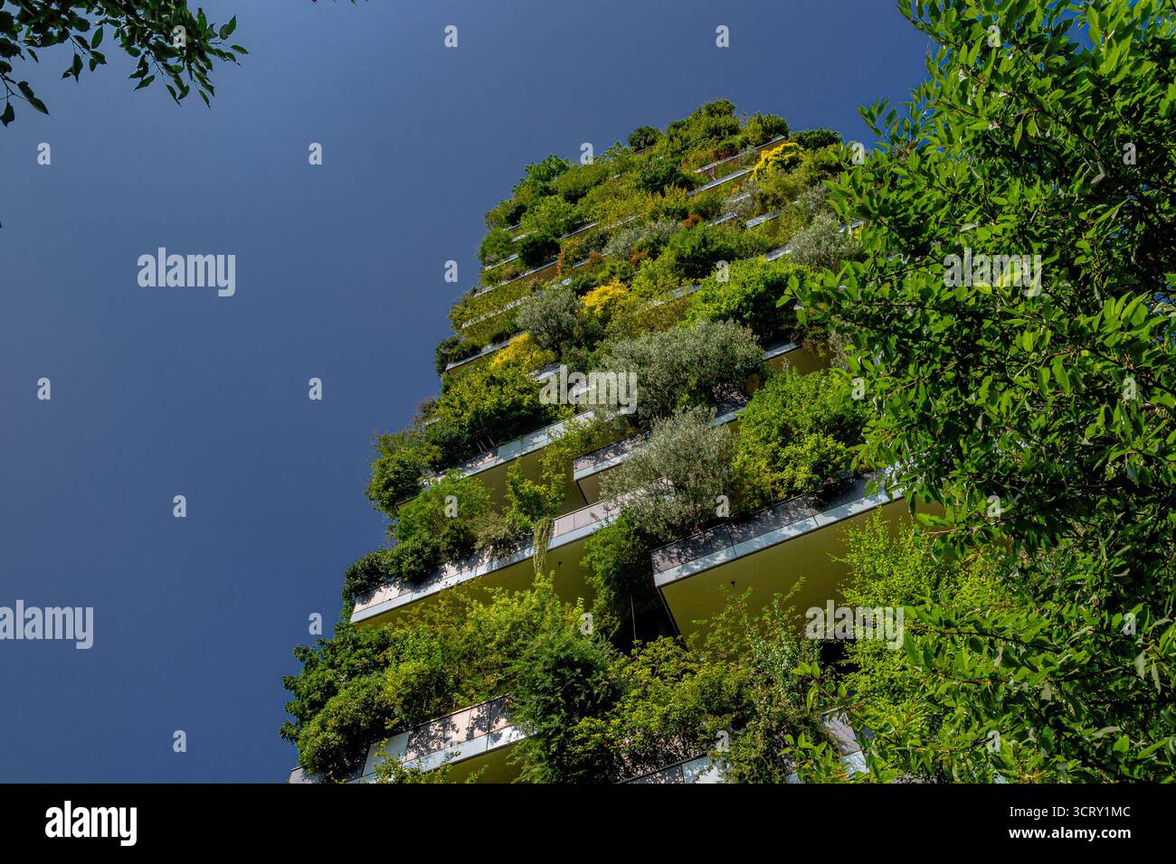 Il Bosco Vertical, un complesso di due grattacieli residenziali progettato da Boeri Studio e situato nel quartiere porta nuova di Milano, Italia. Foto Stock