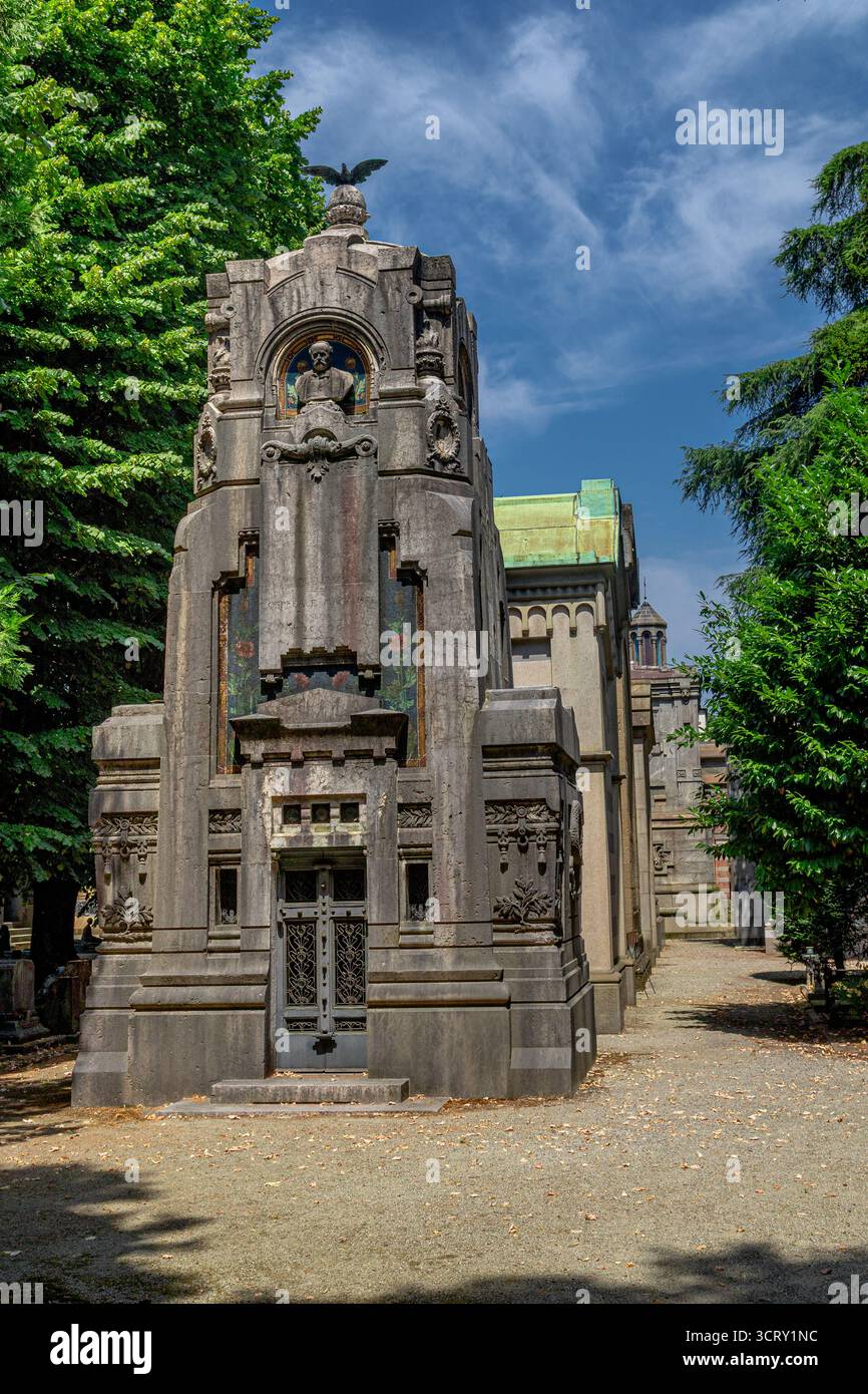 Cappelle e tombe artistiche e monumenti nel Cimitero Monumentale di Milano, il Cimitero Monumentale di Milano, un grande e famoso cimitero di Milano Foto Stock