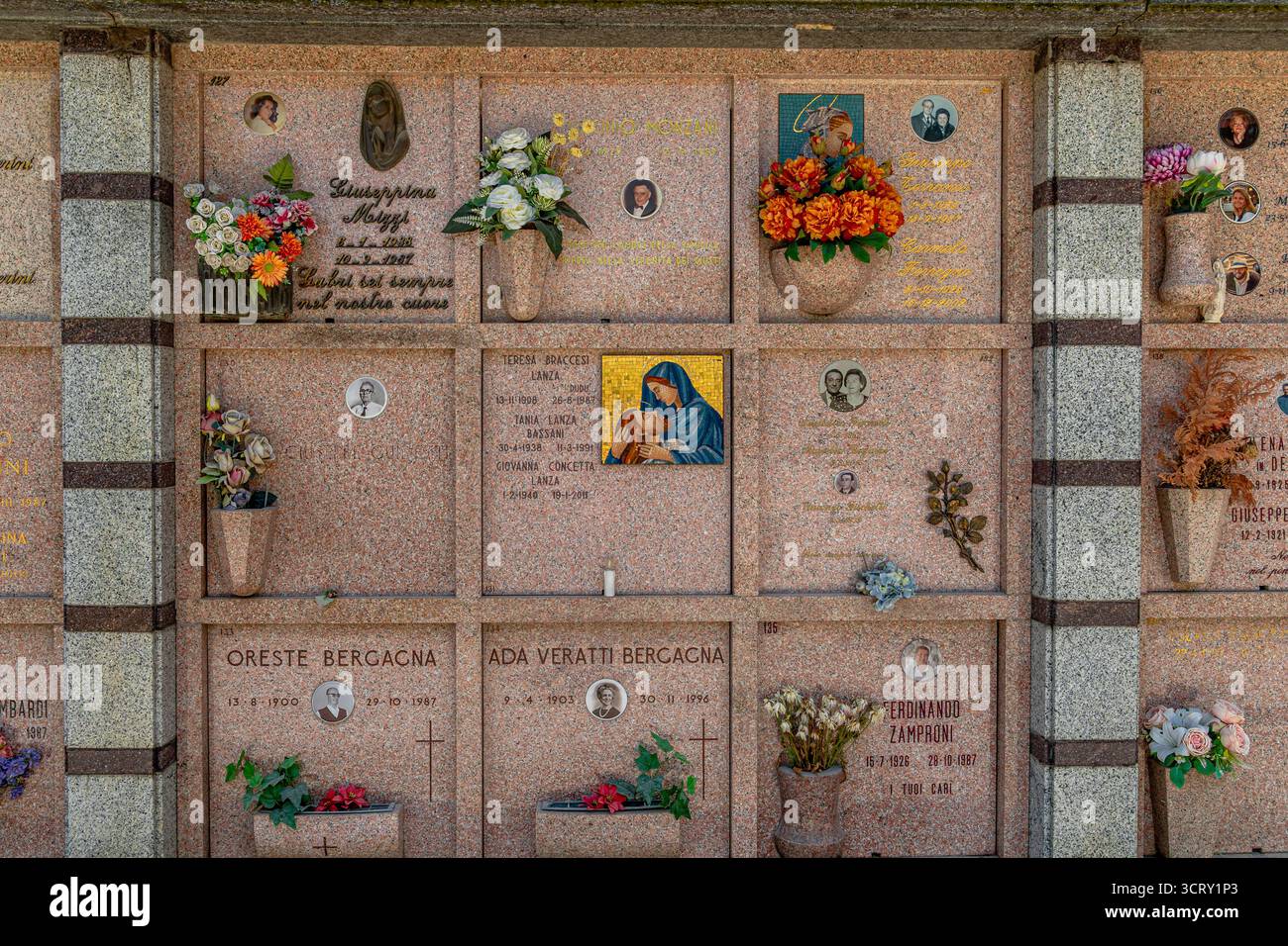 Un muro di columbarium all'interno del Cimitero Monumentale di Milano, il Cimitero Monumentale di Milano , grande e famoso cimitero di Milano Foto Stock