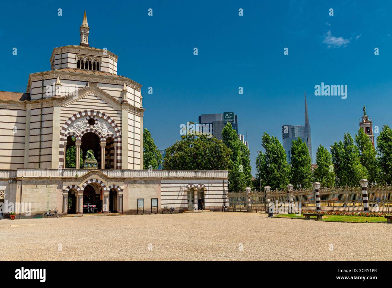 L'esterno di uno dei thecolumbariums del Cimitero Monumentale di Milano, il Cimitero Monumentale di Milano, un grande e famoso cimitero di Milano Foto Stock