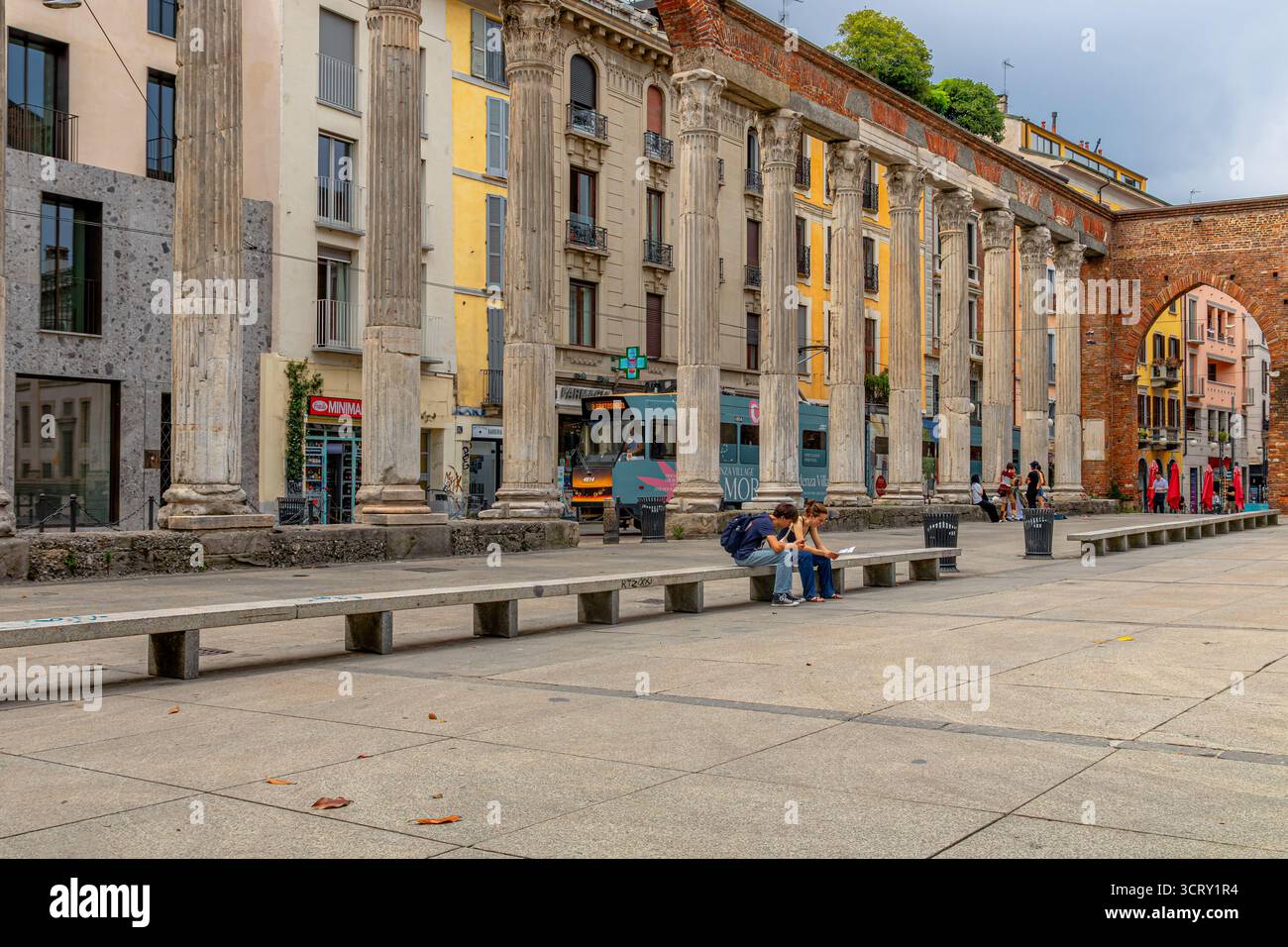 Colonne di San Lorenzo, colonne di San Lorenzo un gruppo di antiche rovine romane, situate di fronte alla Basilica di San Lorenzo nel centro di Milano Foto Stock