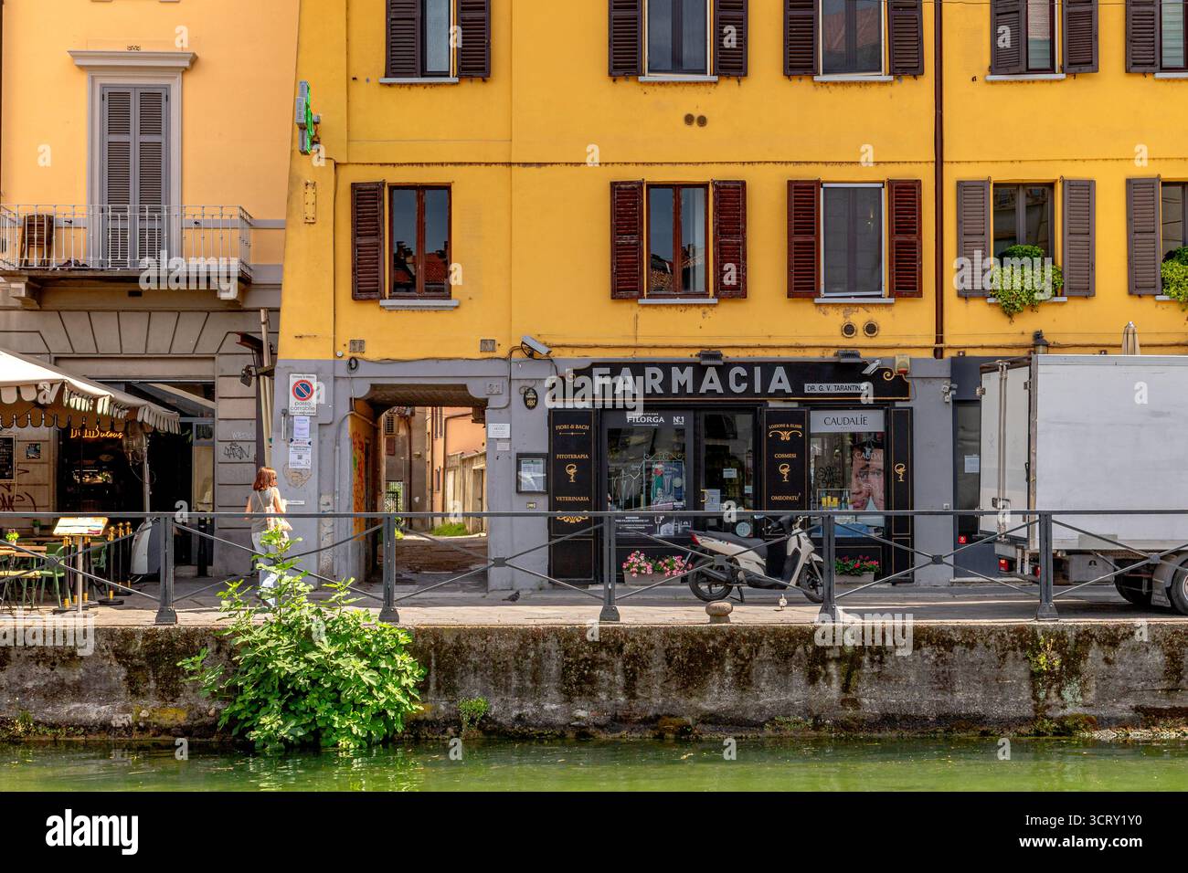 Farmacia o farmacia a Ripa di porta Ticinese lungo il canale Naviglio grande, nel quartiere dei Navigli di Milano Foto Stock