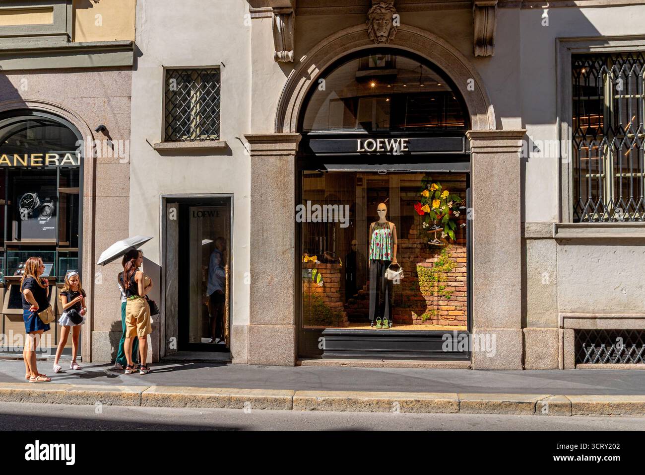 Persone fuori dal boutique store LOEWE in via Monte Napoleone, nel quartiere della moda e nella zona dello shopping di lusso di Milano, Italia Foto Stock