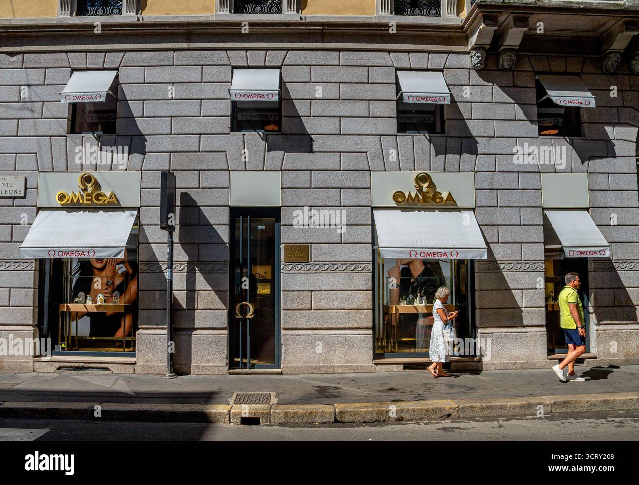 Il negozio di orologi di lusso Omega in via Monte Napoleone, nel quartiere della moda e nella zona commerciale di lusso di Milano, Italia Foto Stock