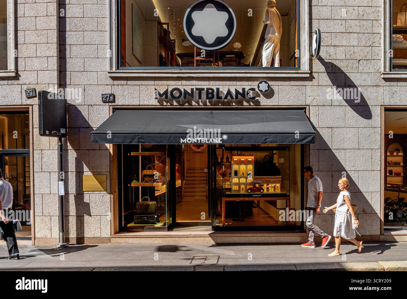 Il negozio di penne di lusso Montblanc in via Monte Napoleone, nel quartiere della moda e nella zona commerciale di lusso di Milano, Italia Foto Stock