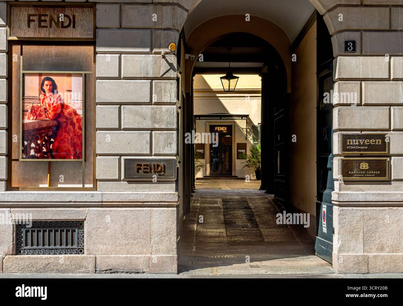 Il negozio di lusso Fendi in via Monte Napoleone, nel quartiere della moda e nella zona commerciale di lusso di Milano, Italia Foto Stock