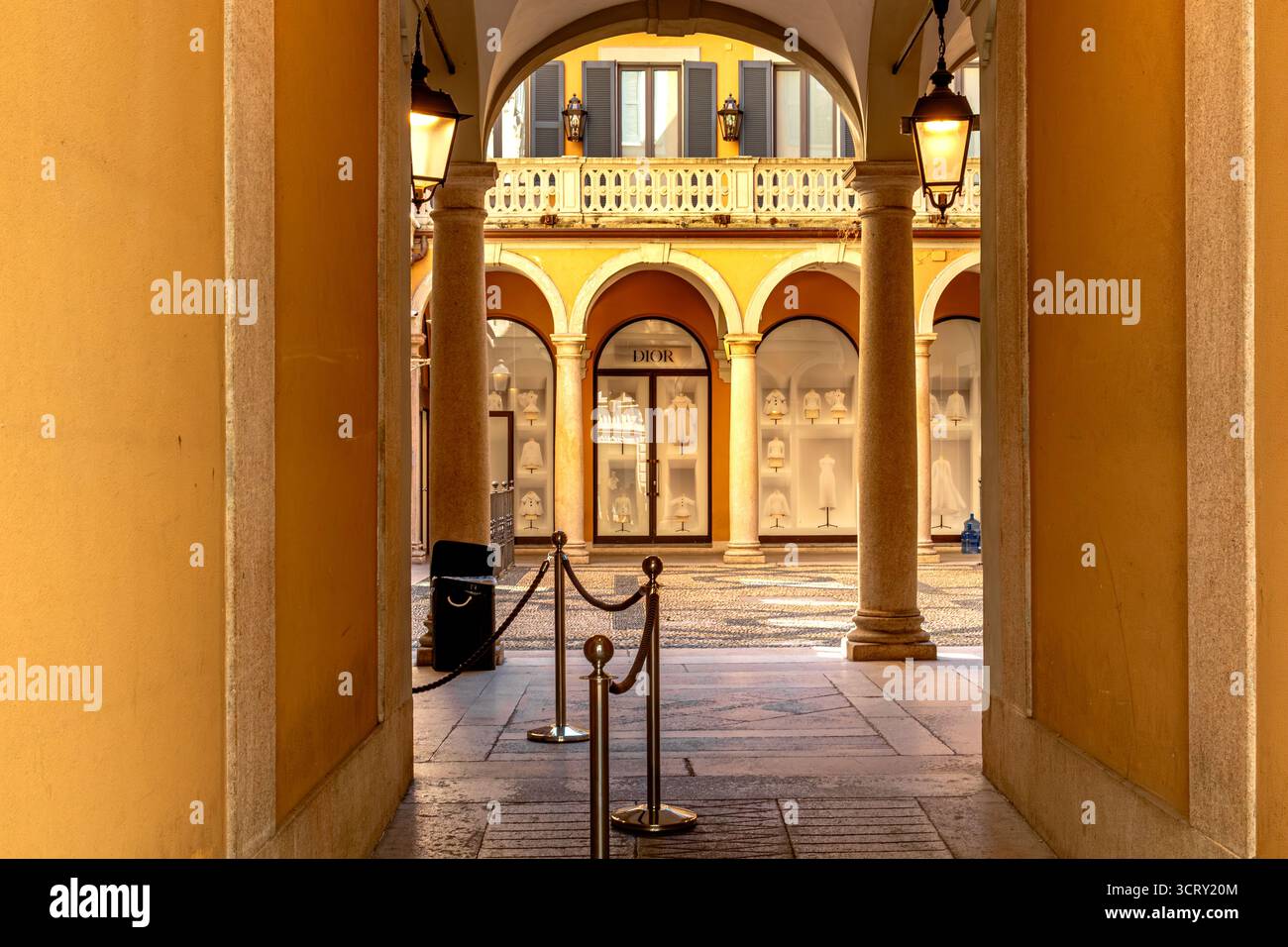 L'ingresso e il cortile del boutique store Dior in via Monte Napoleone nel quartiere della moda di Milano Foto Stock
