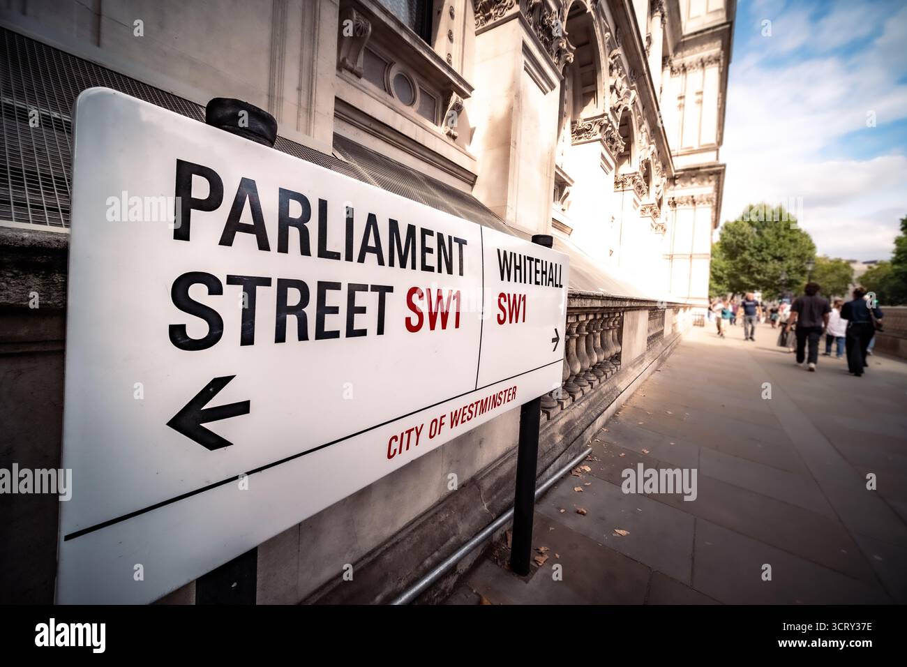 LONDRA - 23 AGOSTO 2025: Segnale di Parliament Street e Whitehall Street vicino a Downing Street. L'area centrale dei dipartimenti governativi britannici Foto Stock