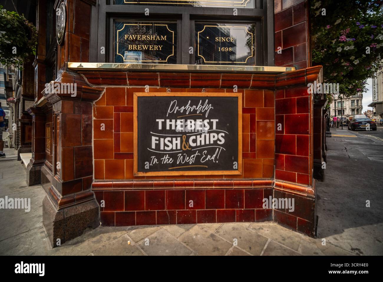 LONDRA - 23 AGOSTO 2025: Insegna al tradizionale pub londinese che proclamerà i migliori fish and chips dell'estremità occidentale Foto Stock