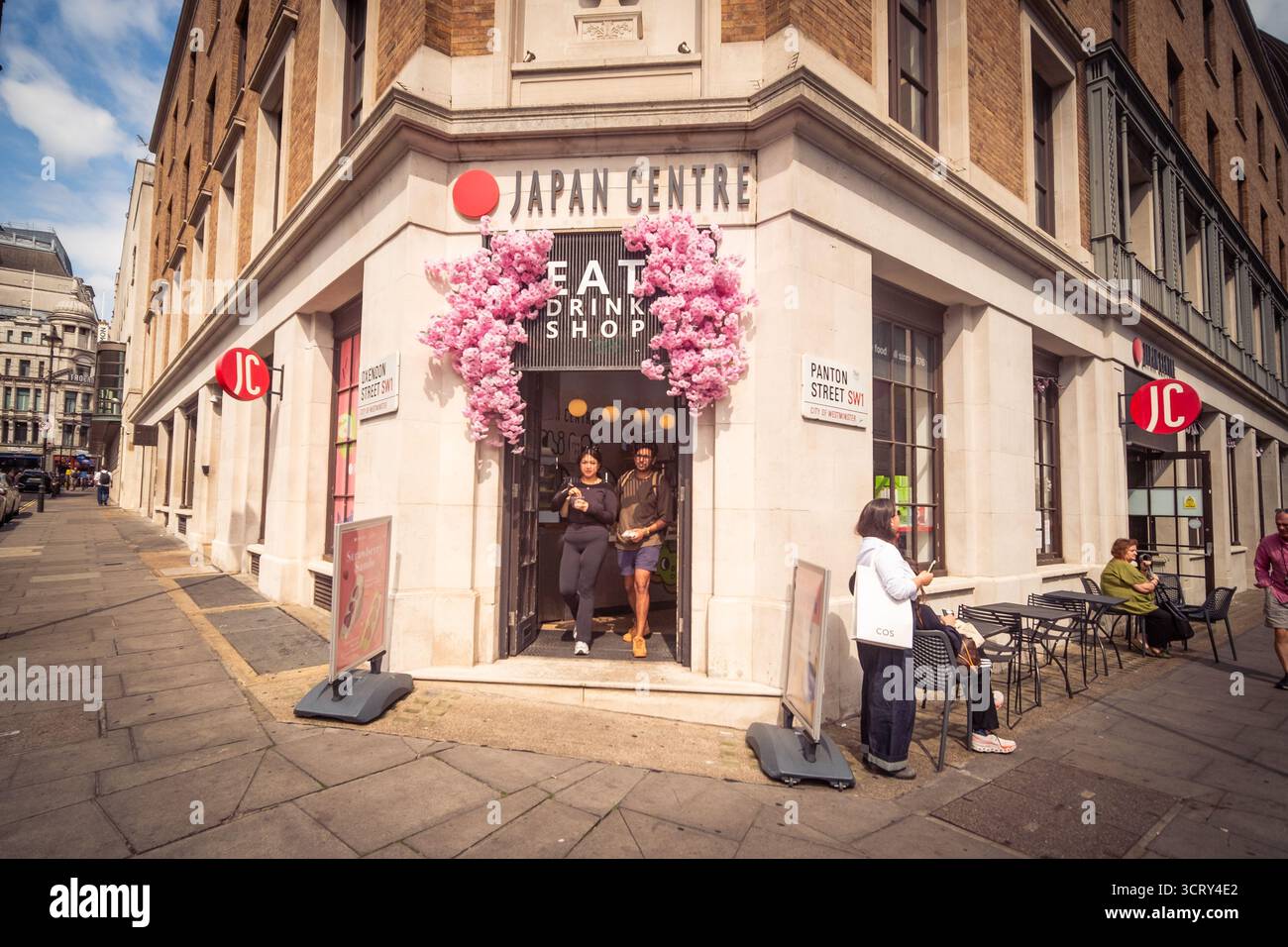 LONDRA - 23 AGOSTO 2025: Il Japan Centre - flagship store nel West End di Londra - un punto di riferimento per gli amanti del cibo, della cultura e della cucina giapponese. Foto Stock