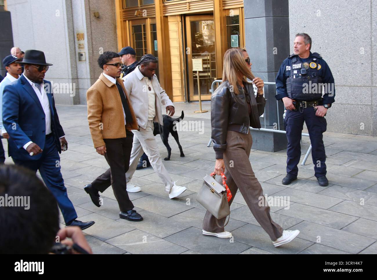 3 ottobre 2025, New York City, New York: (NUOVO) Sean Ã¢â‚¬Å“DiddyÃ¢â‚¬Â Combs sentenziamento per colpevole di cospirazione racketeering. 3 ottobre 2025, New York, Stati Uniti d'America: Charlie Lucci, Padrino dei figli di Sean Combs con figli di Sean Ã¢â‚¬Å“DiddyÃ¢â‚¬Â Combs che arrivano alla corte dove ''Diddy'' sarà condannato venerdì (3) dal giudice Arun Subramanian su 2 delle 5 accuse della giuria di otto uomini e quattro donne al tribunale distrettuale degli Stati Uniti a Lower Manhattan. Viene giudicato colpevole del 3° capo d'accusa: Trasporto per prostituzione e 5° capo d'accusa: Trasporto per ingaggio Foto Stock