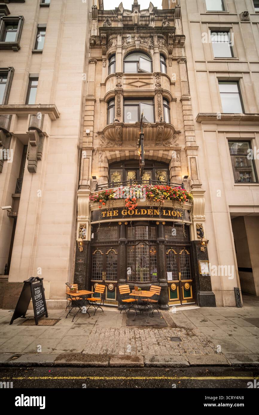 LONDRA - 26 AGOSTO 2025: Pub Golden Lion a St James - pub classico con piccoli vetri colorati, interni in legno e decorazioni a tema caccia della volpe. Foto Stock