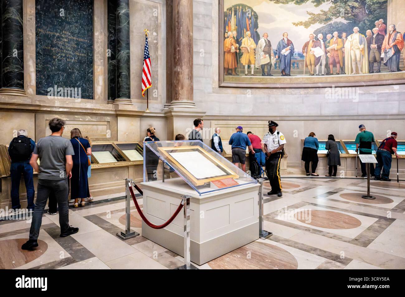 National Archives Fifth Page Constitution display Washington DC // WASHINGTON DC — The National Archives Rotunda presenta una speciale esposizione della risoluzione riguardante la ratifica, comunemente nota come la Quinta pagina della Costituzione degli Stati Uniti. Questo documento cruciale, firmato da George Washington, forniva istruzioni agli stati su come ratificare la nuova Costituzione. La mostra faceva parte delle osservanze che portavano al 250° anniversario della libertà americana. Completò la mostra permanente della Costituzione degli Stati Uniti, della carta dei diritti originale e della dichiarazione di indipendenza. Questo pubblico raro Foto Stock