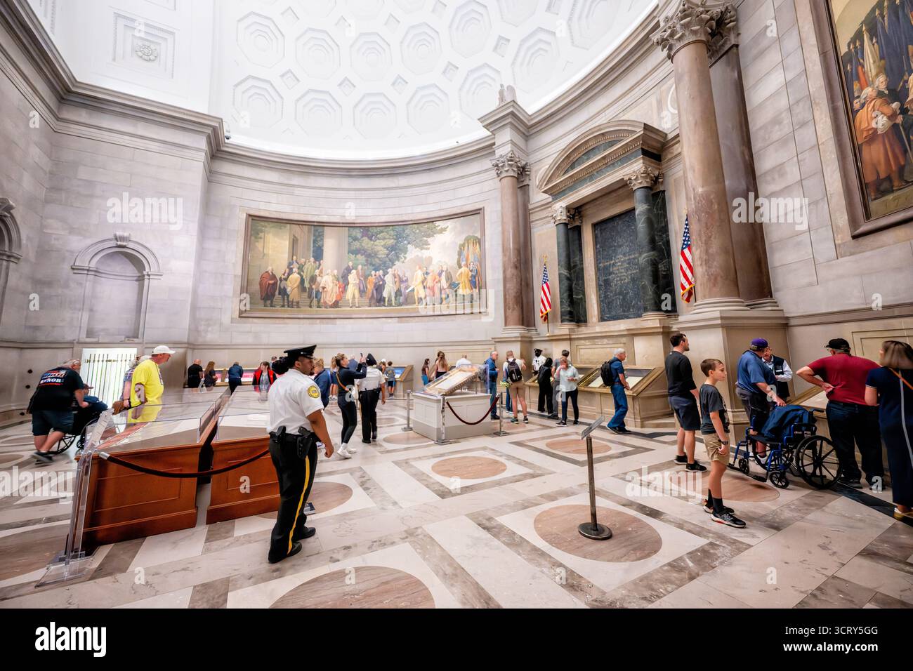 National Archives Constitution Fifth Page display Washington DC // WASHINGTON DC - i visitatori vedono la mostra storica della Costituzione degli Stati Uniti, con la "Quinta pagina" raramente vista, nella Rotonda degli Archivi nazionali. Festeggiando 250 anni di libertà americana, questa mostra è la prima a esporre la Costituzione di quattro pagine, la carta dei diritti originale e tutti i 27 emendamenti insieme. La "quinta pagina” è la risoluzione del 1787 della Convenzione costituzionale, firmata da George Washington, che delinea le istruzioni per la ratifica dello Stato. Questo documento significativo è esposto al pubblico Foto Stock