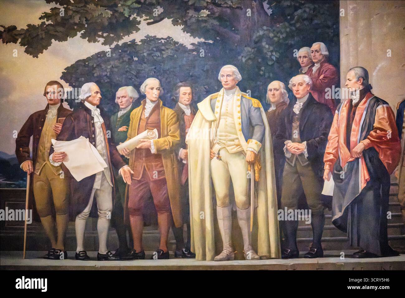 US Constitution Mural National Archives Washington DC // WASHINGTON DC — è raffigurato il murale The Constitution di Barry Faulkner, che mostra James Madison che presenta il documento a George Washington e ad altri delegati. Questa opera d'arte commemora la firma della Costituzione degli Stati Uniti alla Convenzione costituzionale di Filadelfia nel 1787. È uno dei due murales di spicco, completato nel 1936, situato nella Rotonda del National Archives Building. L'Archivio Nazionale è il deposito ufficiale di importanti documenti del governo degli Stati Uniti, inclusa la Costituzione originale. Questo significa Foto Stock