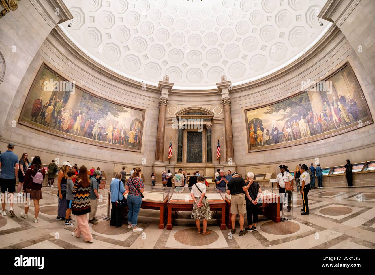 National Archives Fifth Page Document display Washington DC // WASHINGTON DC - i visitatori vedono la Costituzione degli Stati Uniti e la "Fifth Page" raramente esposta nella Rotonda del National Archives Museum il 30 settembre 2025. La "Quinta pagina” è una risoluzione del 1787 firmata da George Washington, che delinea le istruzioni per la ratifica della Costituzione. Questa mostra segna solo la sua seconda mostra pubblica, parte della celebrazione del 250° anniversario degli Archivi nazionali. La mostra presenta la Costituzione di quattro pagine, la carta dei diritti e tutti i 27 emendamenti. La mostra era aperta al pubblico da Foto Stock
