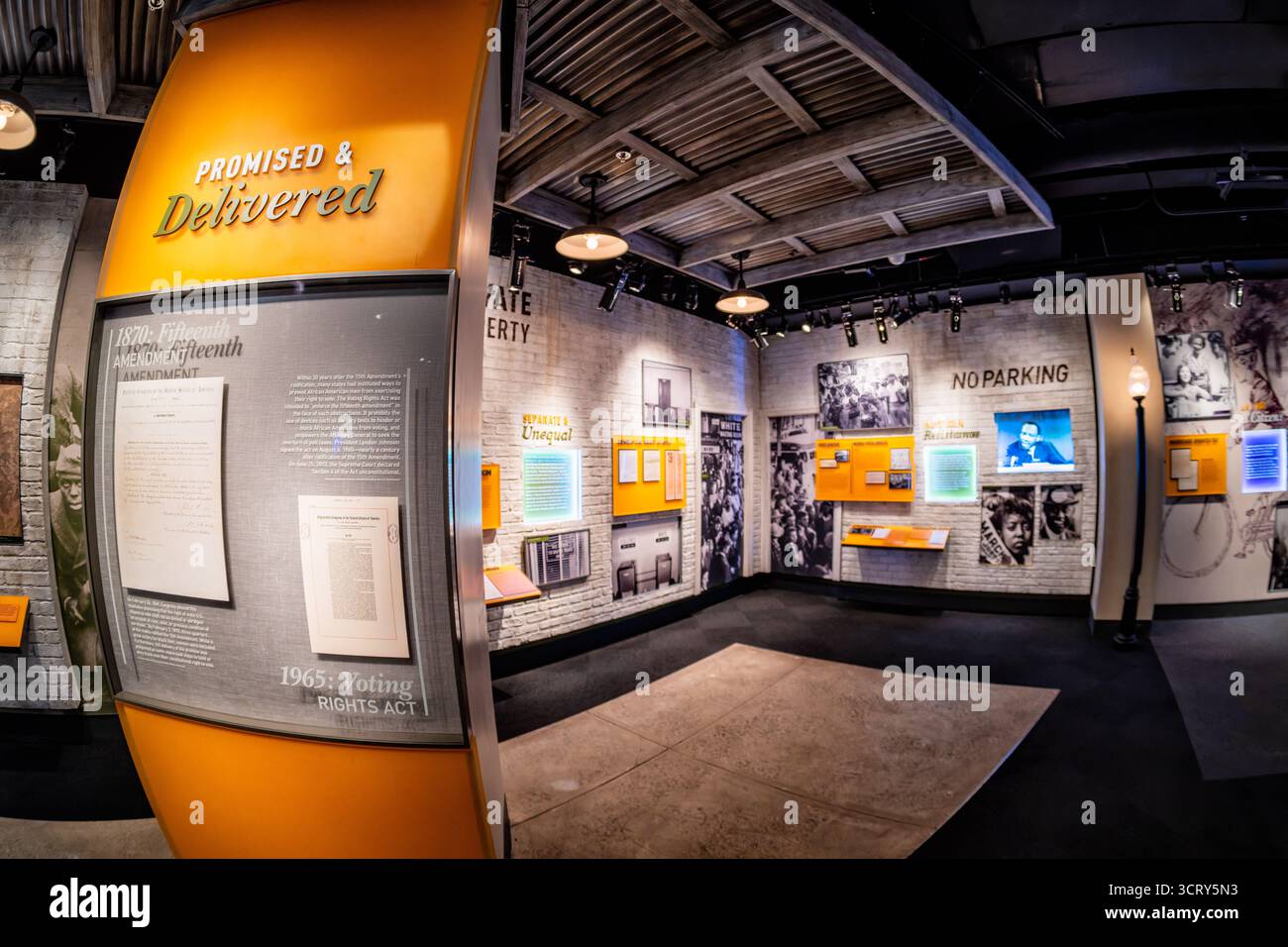 David M. Rubenstein Gallery National Archives Civil Rights Exhibit Washington DC // WASHINGTON DC — la mostra sui diritti civili nella David M. Rubenstein Gallery presso il National Archives Museum presenta documenti storici e mostre coinvolgenti. Questa mostra mette in evidenza la lotta per i diritti di voto e l'uguaglianza, mostrando pietre miliari come il XV emendamento del 1870 e la legge sui diritti di voto del 1965. La galleria presenta documenti originali e fotografie che raccontano la lotta in corso per le libertà civili. Situato a Washington D.C., The National Archives è il detentore dei record della nazione, pr Foto Stock